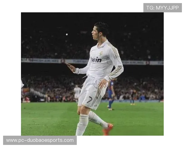 足球历史上以手拨球著称的球星及其经典瞬间分析