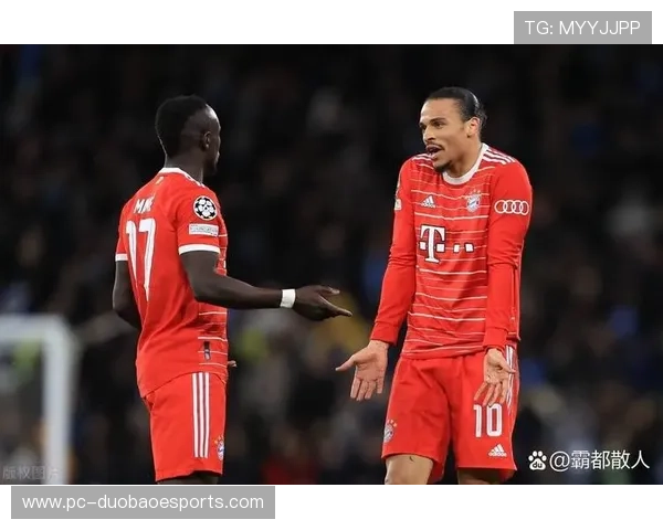 足球巨星激烈争执引发媒体热议纷纷 球场内外的激烈对抗和情感冲突