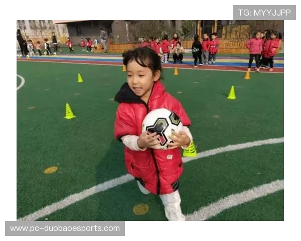 足球明星与萌娃的可爱瞬间对比 谁更能打动你的心